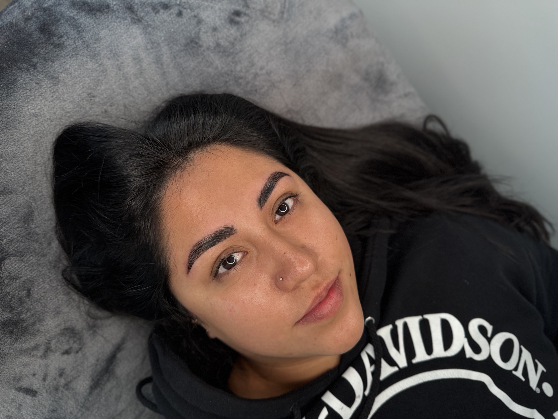 Cejas definidas con técnica profesional