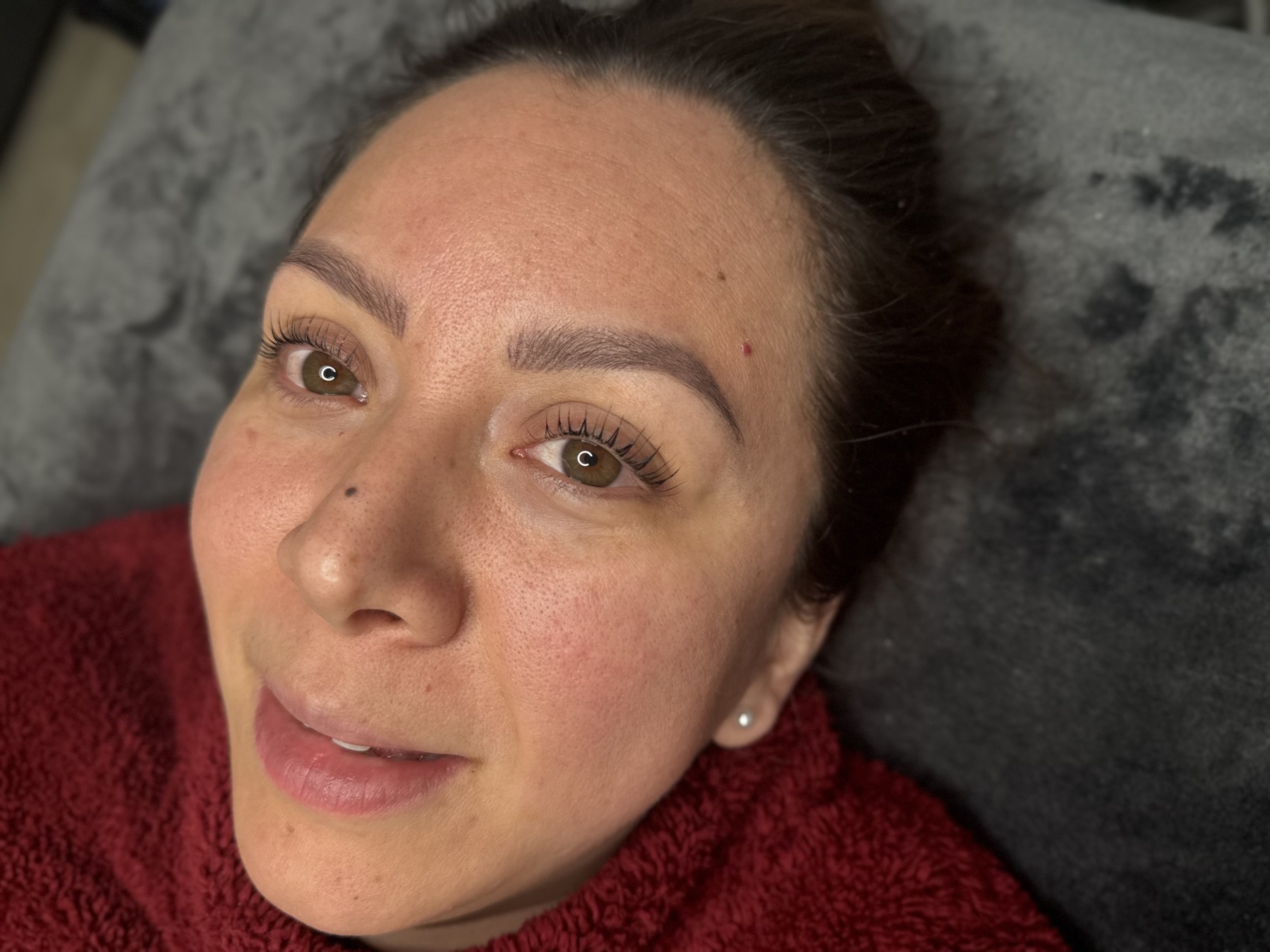 Diseño de cejas naturales y simétricas