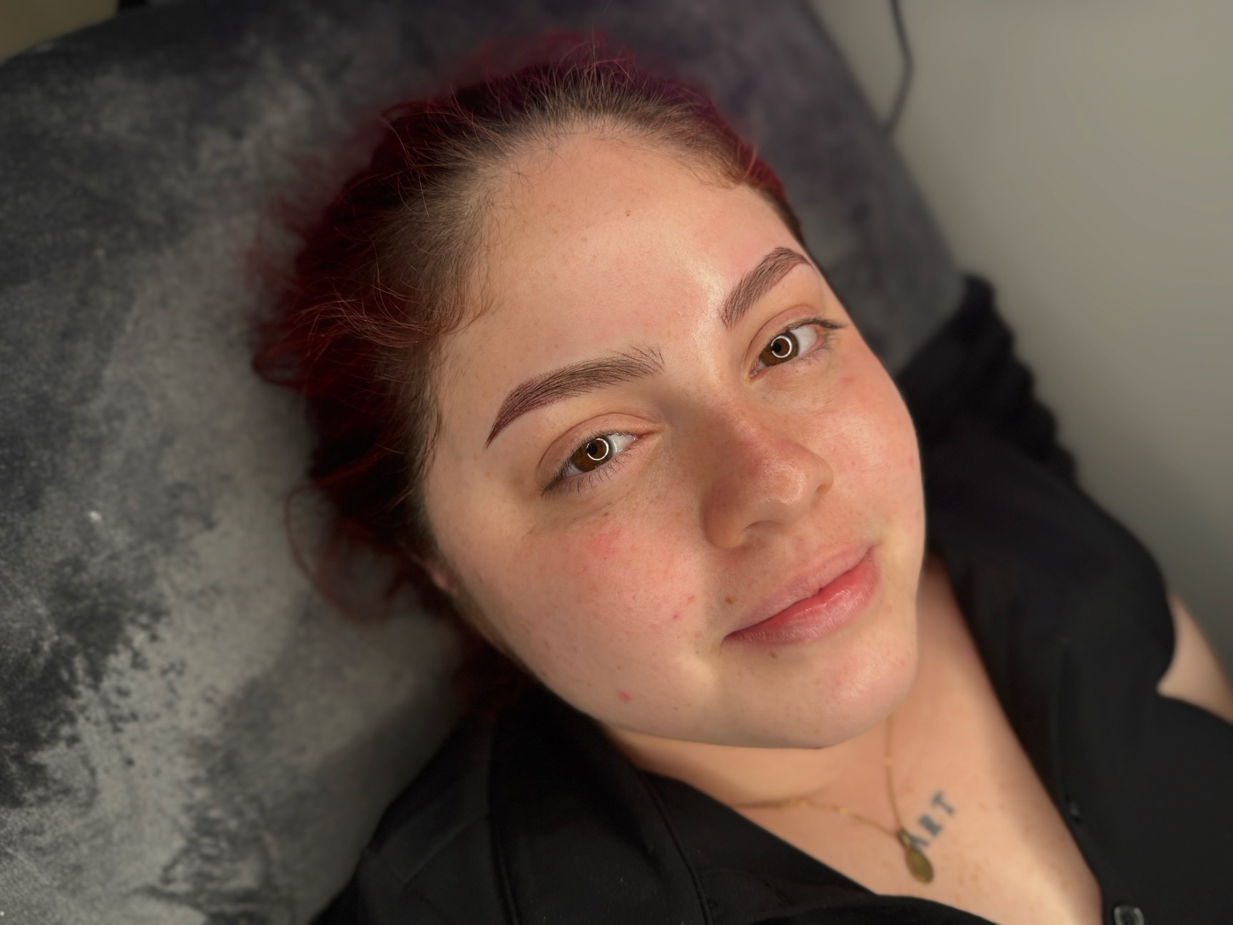 Cejas con acabado suave y natural